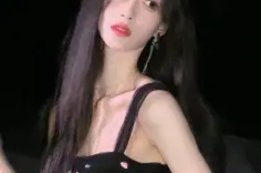 75岁的刘晓庆与网红王婆同台全程冷脸少互动被质疑是耍大牌！