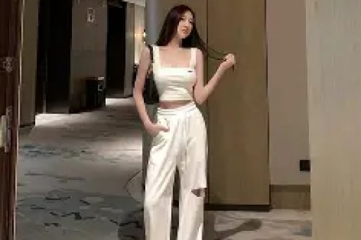 女星超大牌排场惹热议与男助理亲密举动引全网吵翻