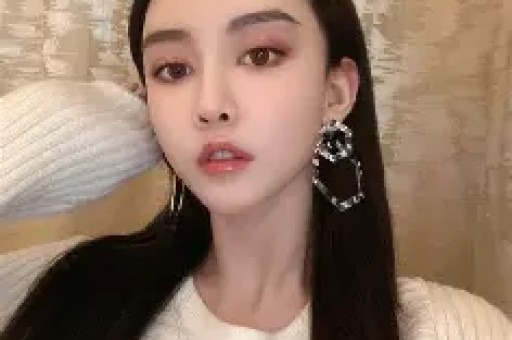 大衣哥朱之文中途罢演引发热议。他在景区登台表演到一半骤然停演并非设备故障而是难以忍受现场高温无法继续演出